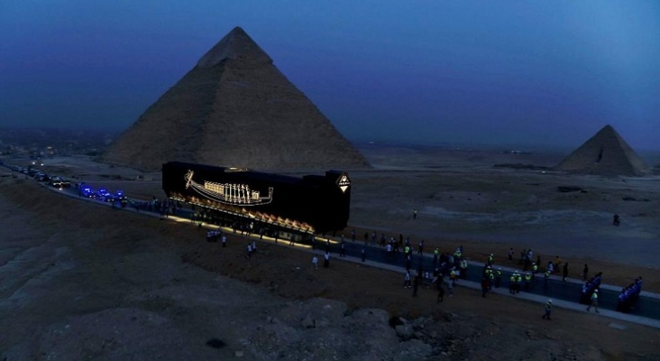 Traslado de la barca funeraria de Keops Foto Ministerio de Turismo y Antiguedades de Egipto