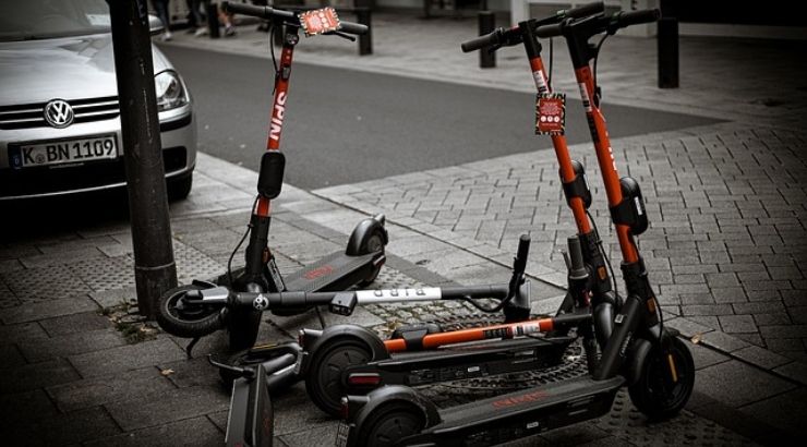 Patienetes eléctricos abandonados en las calles