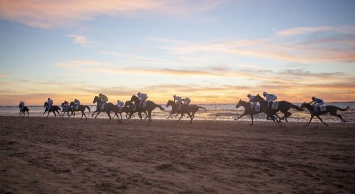 Carrera de caballos en la costa