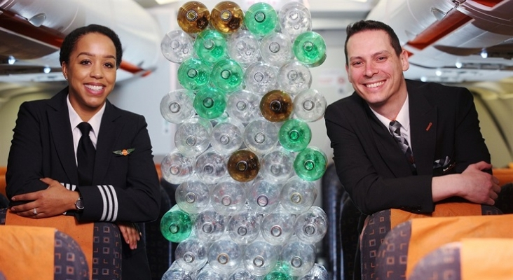 EasyJet introduce uniformes fabricados con botellas de plástico recicladas. Foto: EasyJet