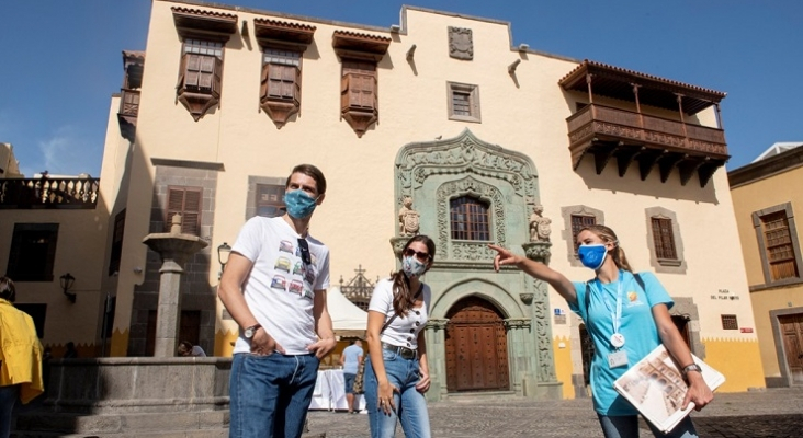 Turistas y guía turístico en Vegueta (Las Palmas de Gran Canaria). Foto: Nacho González