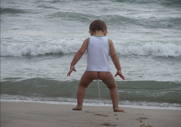 Multas de hasta 750 euros por orinar en el mar en Murcia