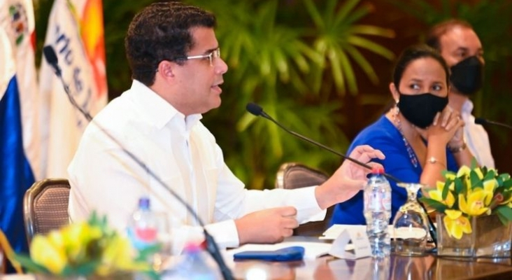 David Collado, ministro de Turismo dominicano, anuncia que la República Dominicana ya prepara la tercera dosis para los profesionales del turismo. Foto vía Twitter (@DavidColladoM)