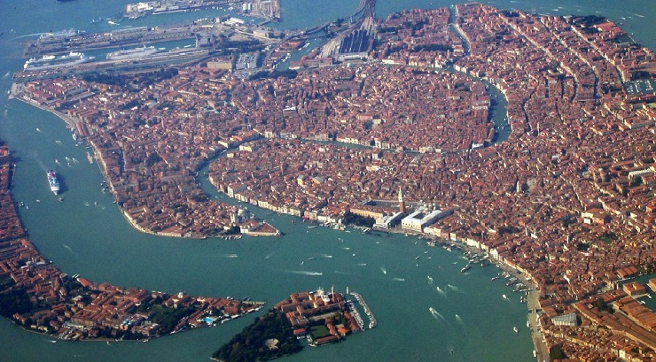 Toma aérea de la laguna.