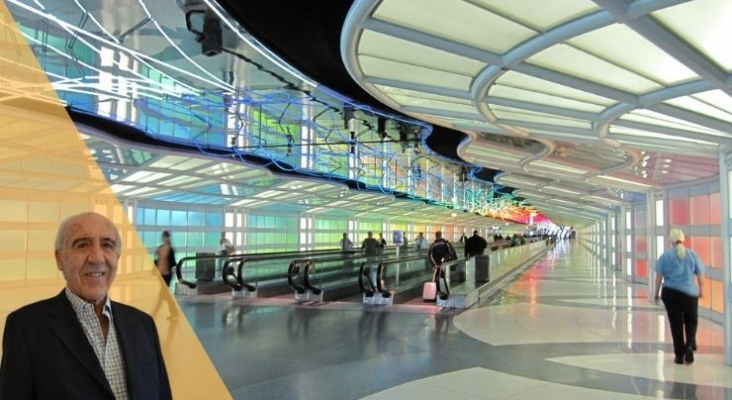 Ignacio Vasallo y de fondo el aeropuerto de Chicago, considerado un Hub Intercontinental. Foto de Wikimedia Commons (CC BY SA 2.0)