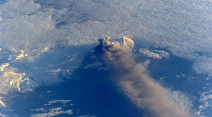 El tráfico aéreo sería uno de los primeros afectados por una erupción volcánica. Foto del volcán Pavlof.