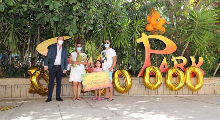 Christoph Kiessling, vicepresidente de Loro Parque, junto a la familia que resultó ser el cliente 10 millones