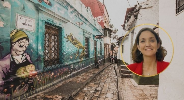 La ministra de Turismo de España anima a las empresas a invertir en Colombia. Foto de Reyes Maroto, ministra de Turismo. De fondo una calle de Bogotá, Colombia.