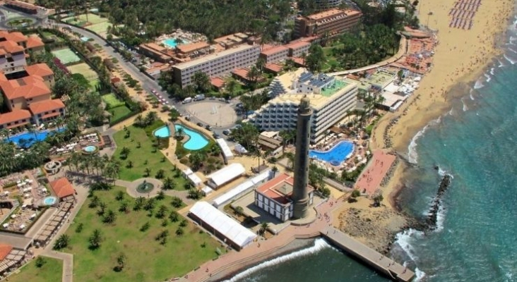 Maspalomas, Gran Canaria; hoteles de 4 estrellas en la costa canaria. Foto de Wikimedia Commons (CC BY SA 2.0)