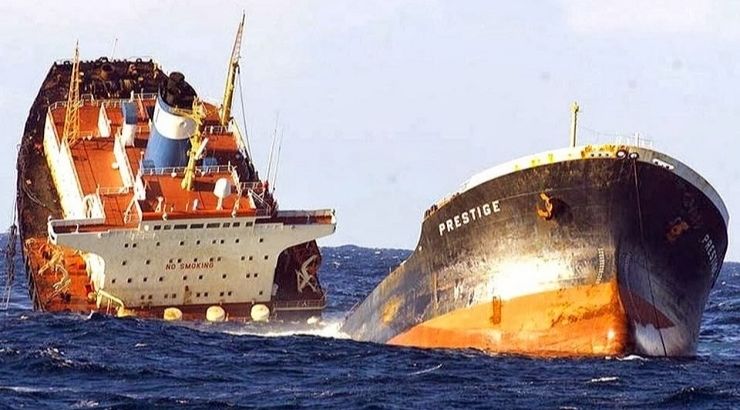 Barco petrolero 'Prestige' en pleno hundimiento