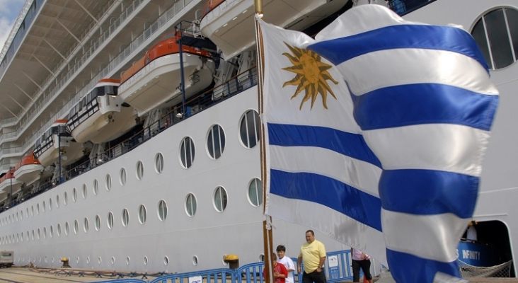 Crucero en el Puerto de Montevideo (Uruguay) | Foto: Andrés Franchi Ugart… (CC BY-SA 3.0)