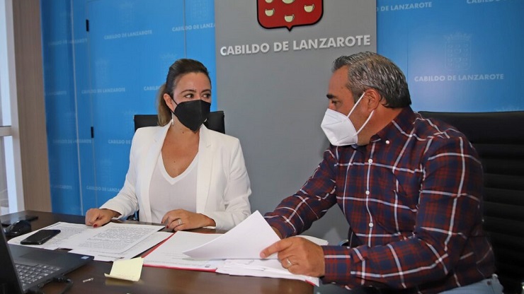 Mª Dolores Corujo, presidenta del Cabildo de Lanzarote, y Ángel Vázquez, consejero de Promoción Turística | Foto:  Turismo Lanzarote