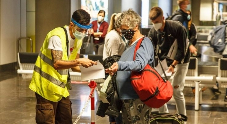 Control de certificados Covid en el aeropuerto. Foto de gobiernodecanarias.org