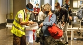 Control de certificados Covid en el aeropuerto. | Foto: Gobierno de Canarias