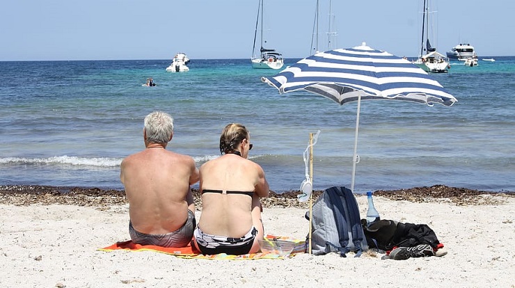 Turistas mayores en una playa | Foto: Archivo