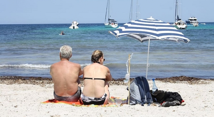 Turistas mayores en una playa | Foto: Archivo