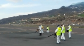 Personal del aeropuerto de La Palma retirando cenizas volcánicas de la pista de aterrizaje. Foto vía Twitter (@aena)