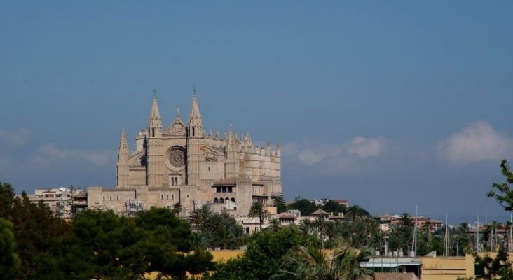 Vista de la Basílica de Santa María en Palma (Mallorca) 