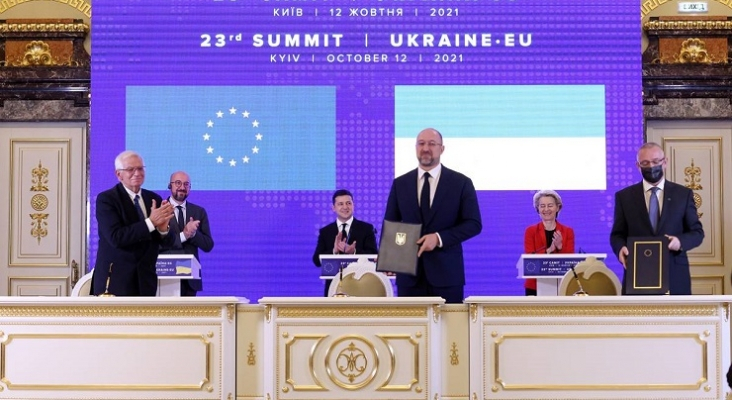 La UE y Ucrania sellan un acuerdo de cielos abiertos
