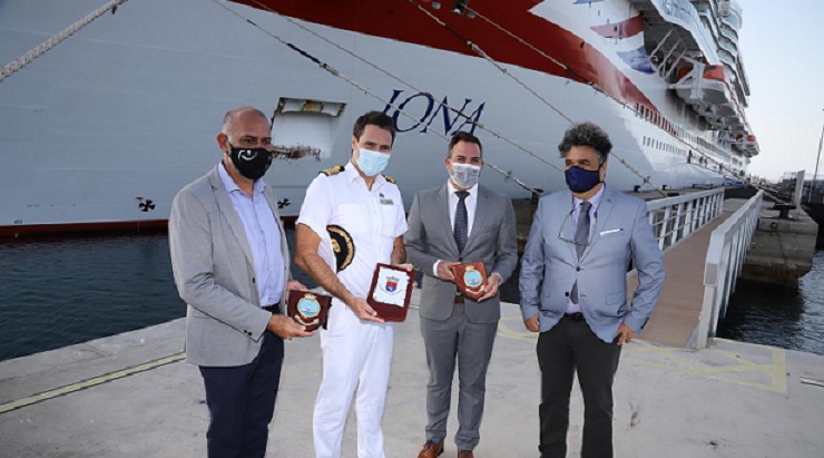 Entrega de la metopa conmemorativa al capitán del barco | Foto: Cabildo de Lanzarote