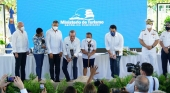 El presidente de República Dominicana, Luis Abinader, y el ministro de Turismo, David Collado, dan el primer picazo para las mejoras en la Playa de Las Galeras (Samaná).