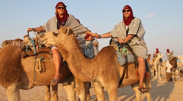 Pasajeros varados en Marruecos aprovechan para hacer ruta en camello