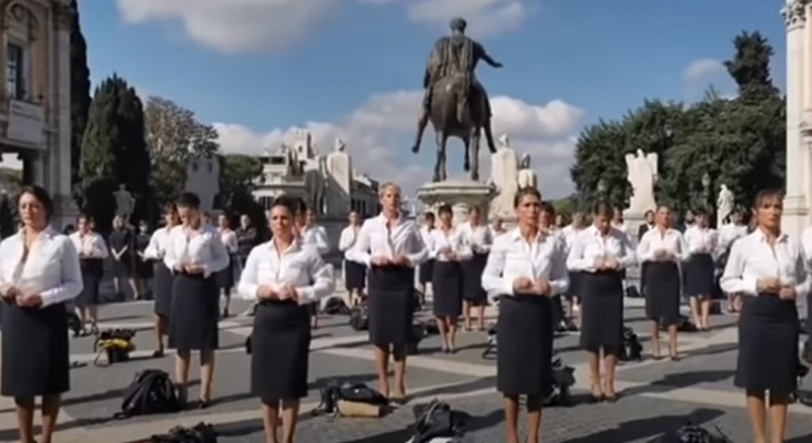 Tripulantes de Alitalia se desnudan en la calle como protesta por los despidos de la compañía 