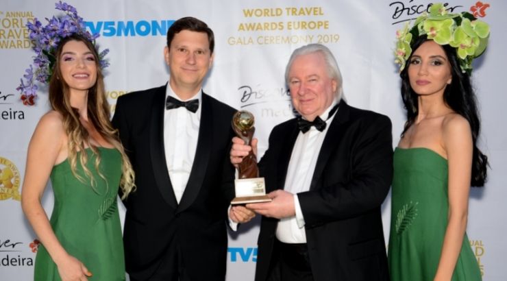 David Noack recoge el premio al mejor destino de reuniones y conferencias Madrid. En la foto junto con Graham Cooke, World Travel Awards