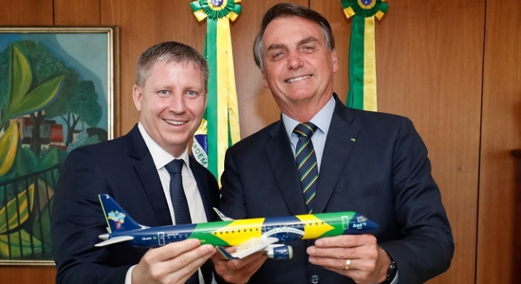 John Rodgerson, CEO de Azul Linhas Aéreas, junto a Jair Bolsonaro, presidente de Brasil | Foto: Palácio do Planalto (CC BY 2.0)
