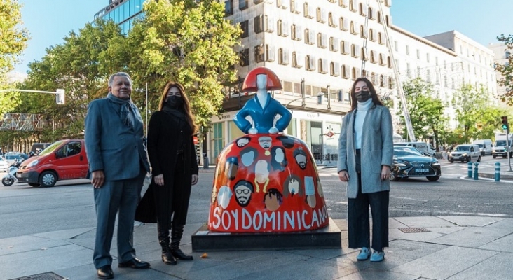 El embajador de República Dominicana en España, Juan Bolívar Díaz; la alcaldesa de Santo Domingo, Carolina Mejía; y la artista Isabella Fernández.