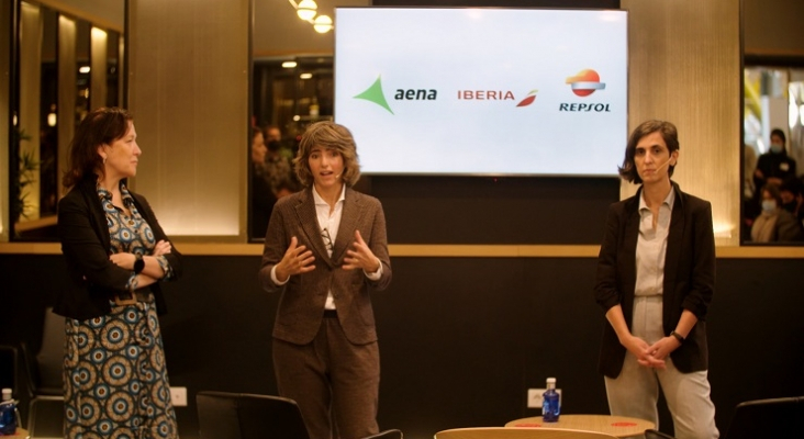 De izda. a dcha. Ana Salazar, Jefa de División de Sostenibilidad de Aena; Teresa Parejo, directora de Sostenibilidad de Iberia; y Berta Cabello, Gerente Senior de Transformación de Refino