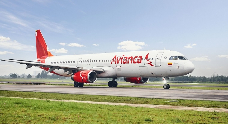 Aerolínea con bandera colombiana Avianca