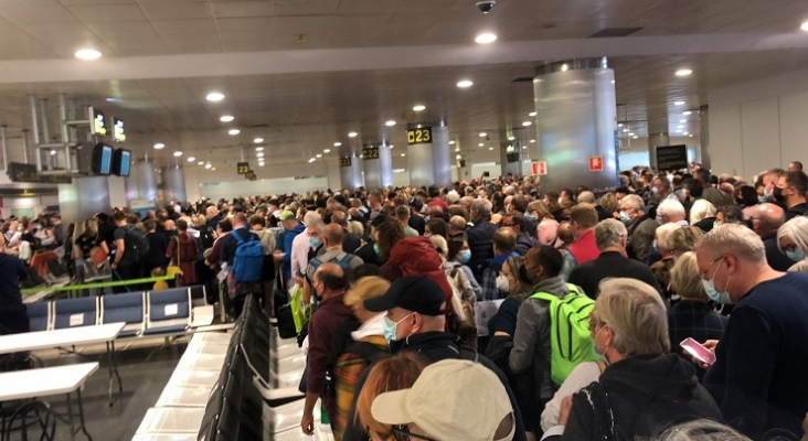 Colas de pasajeros en el Aeropuerto de Gran Canaria |Foto cedida a Tourinews