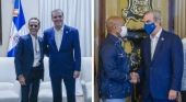En la imagen, el presidente de República Dominicana, Luis Abinader, en sendos encuentros con Marc Anthony y Eric Adams