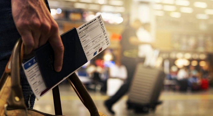 Viajero con tarjeta de embarque en mano