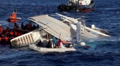 Naufraga un catamarán turístico en Cartagena (Murcia) con 33 personas a bordo. Foto vía Twitter (@Salvamentogob)