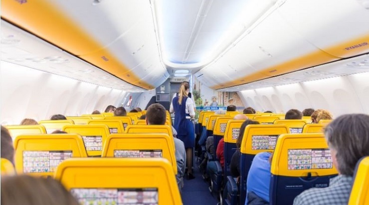 Cabina de pasajeros de un avión de Ryanair 