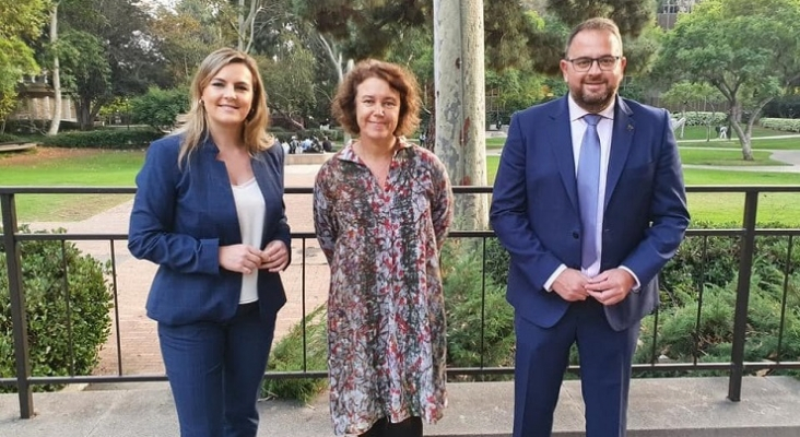 De Izqda. a Dcha. Lola Marín, alcaldesa de Baeza; Barbara Fuchs, profesora de UCLA; y Antonio Rodríguez, alcalde de Mérida