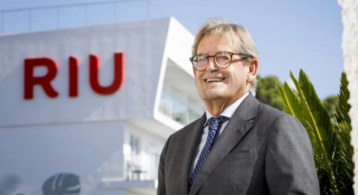 Félix Casado, junto a uno de los hoteles RIU en Palma.