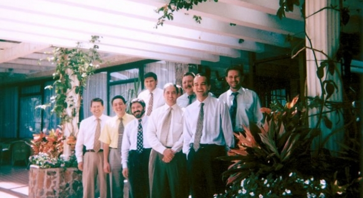 Félix Casado junto con varios compañeros en una imagen histórica de Riu Hotels