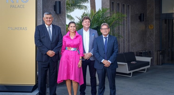 Inauguración del Hotel Riu Palmeras con Félix Casado como primer director, a la derecha