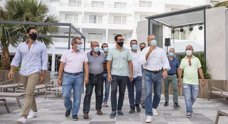 Luis Riu, Roberto Riu y Félix Casado con miembros de los equipos de Operaciones y Obras en RIU en el Hotel Riu Palace Jandia