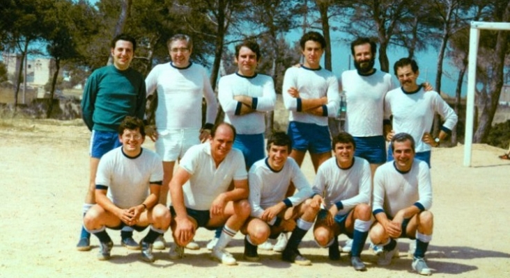 Luis Riu Güell, Luis Riu Bertrán y Félix Casado en una foto jugando al fútbol en 1978