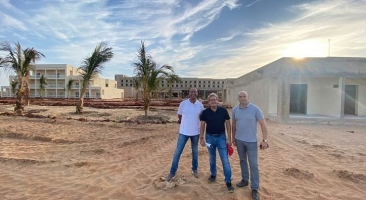 Félix Casado supervisa las obras del futuro Hotel Riu Baobab en Senegal