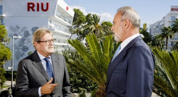 Luis Riu y Félix Casado charlan junto a dos de los hoteles RIU en Palma