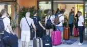 Turistas haciendo cola en la recepción del hotel Foto Círculo de Empresarios del Sur de Tenerife