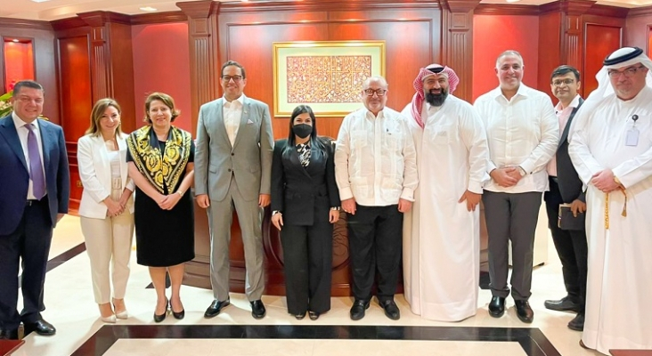 Encuentro entre el director ejecutivo de la DGAPPRD, Sigmund Freund, y el presidente del fondo Grupo Alfardan, Fayad Mohamed Al-Khatib.