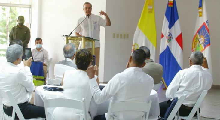 Luis Abinader durante su encuentro con representantes de los Clústeres Turísticos de la Región Sur de República Dominicana