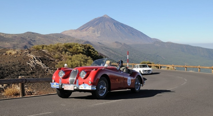 Jaguar XK seguido de un Alfa Romeo Junior a su paso por el Parque Nacional del Teide | Foto: Clásica de Tenerife
