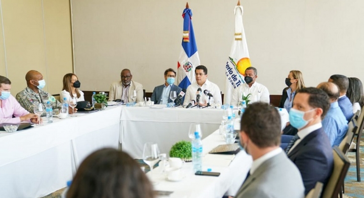 El ministro de Turismo de República Dominicana, David Collado, en el encuentro con taxistas y Uber.